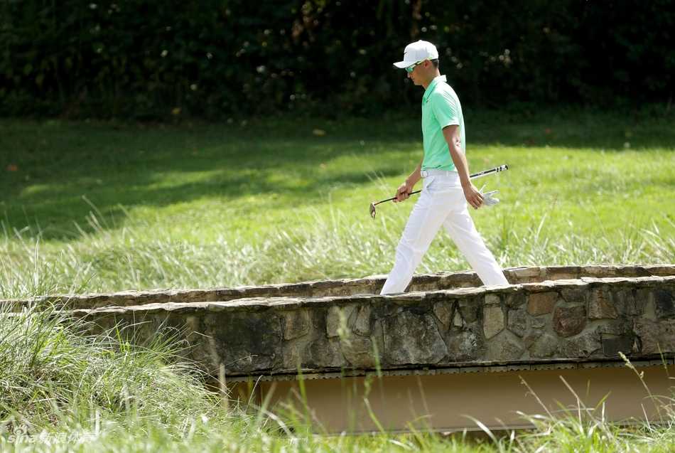 马特-厄维瑞在首轮比赛中挥杆，神情专注，身后是莎草原野乡村俱乐部开阔的球道。