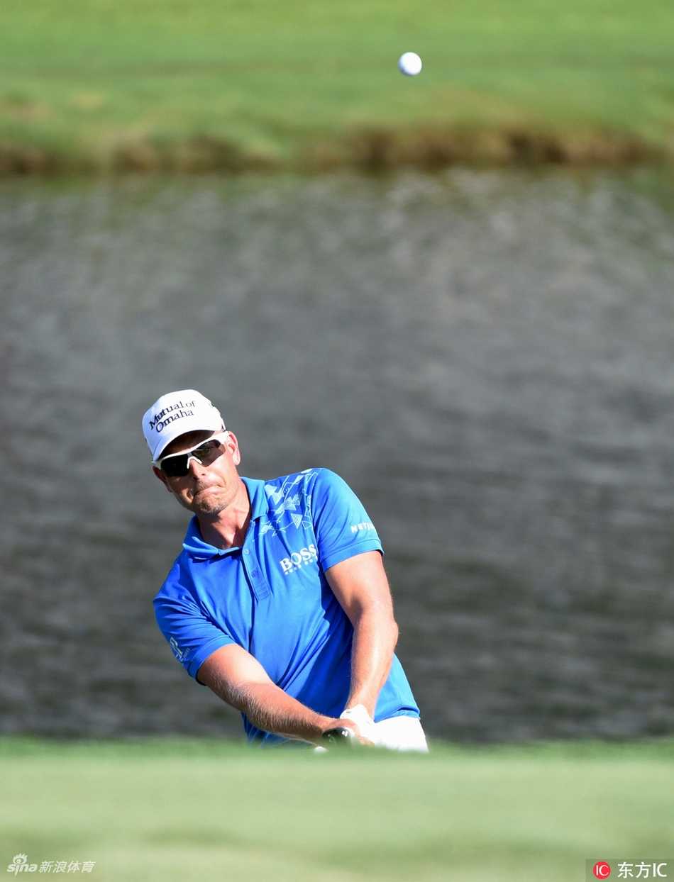 热情的观众聚集在围绳边，为球员的精彩表现鼓掌欢呼，赛场氛围热烈。