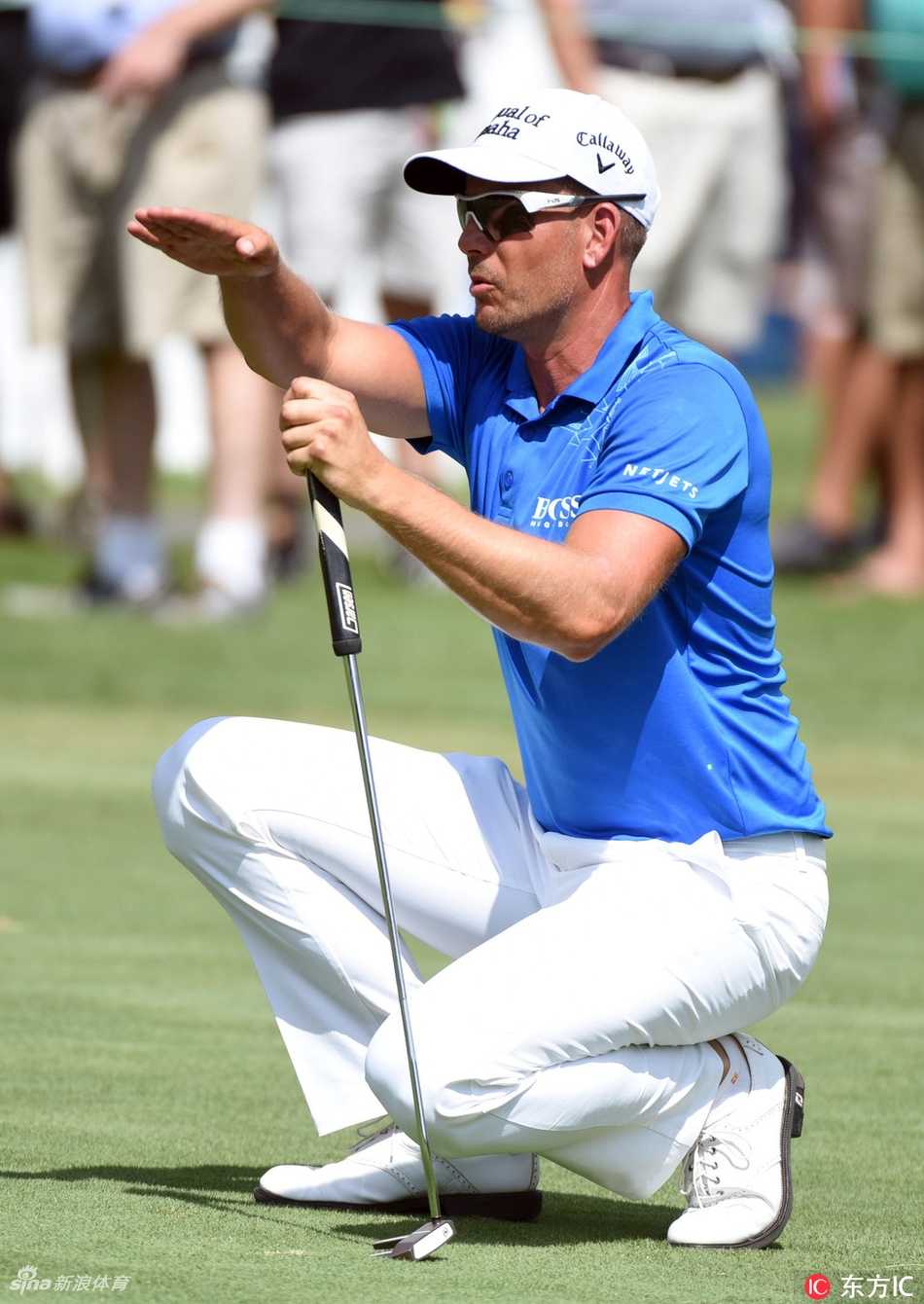 一位球员在练习果岭做高抛切球练习，白色小球在空中划出优雅弧线。