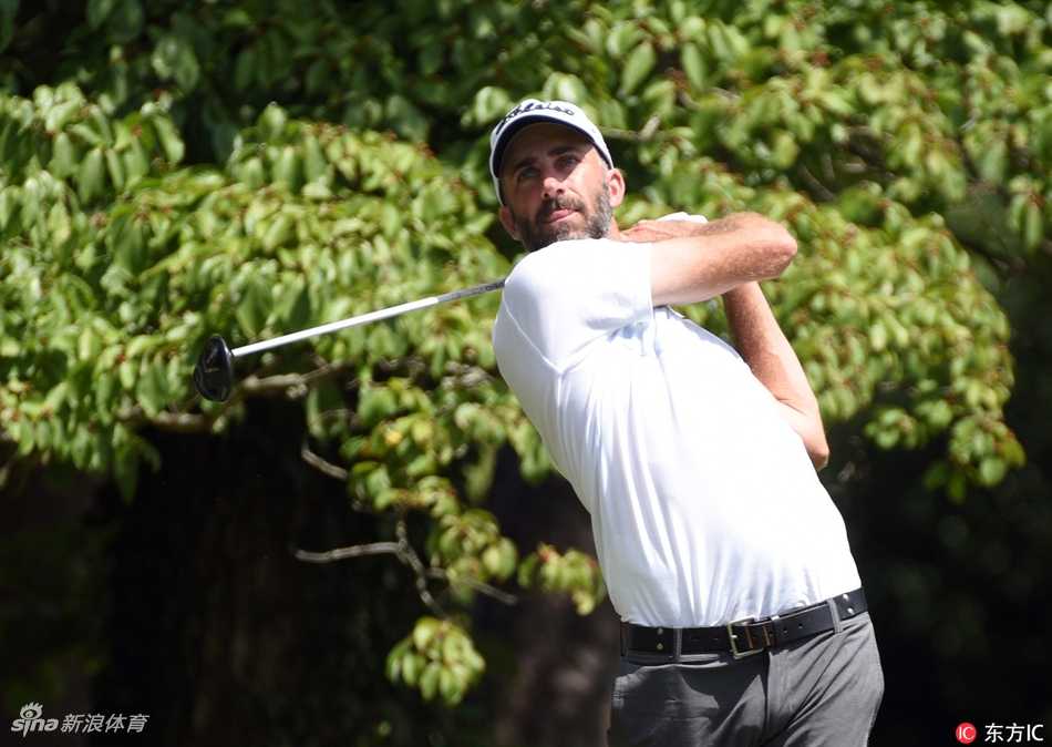 黄昏时分，球员在空旷的练习场独自练球，身影被夕阳拉长，显得专注而孤独。