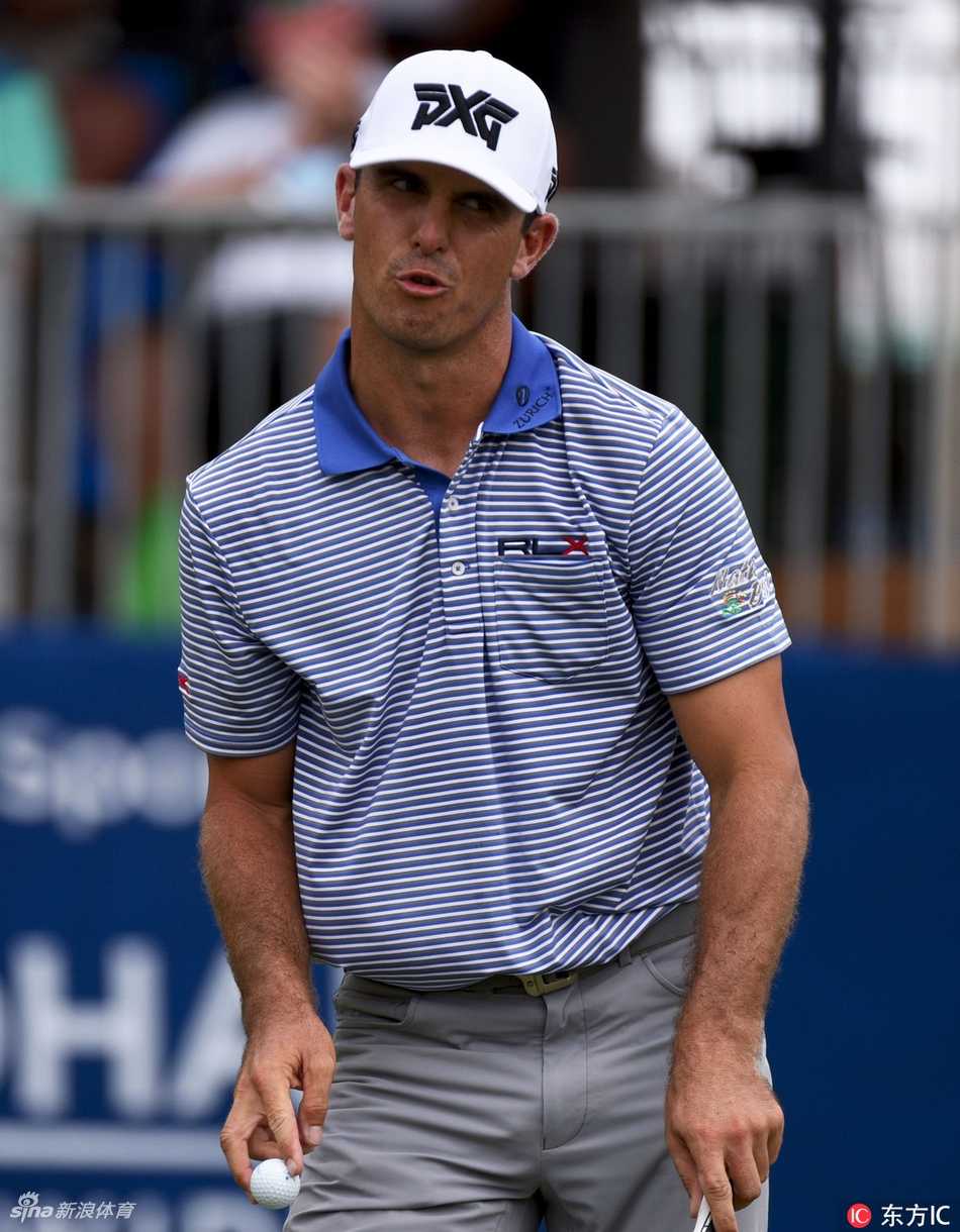 球员在果岭上全神贯注地阅读推杆线路，手指轻抚草皮感受坡度。