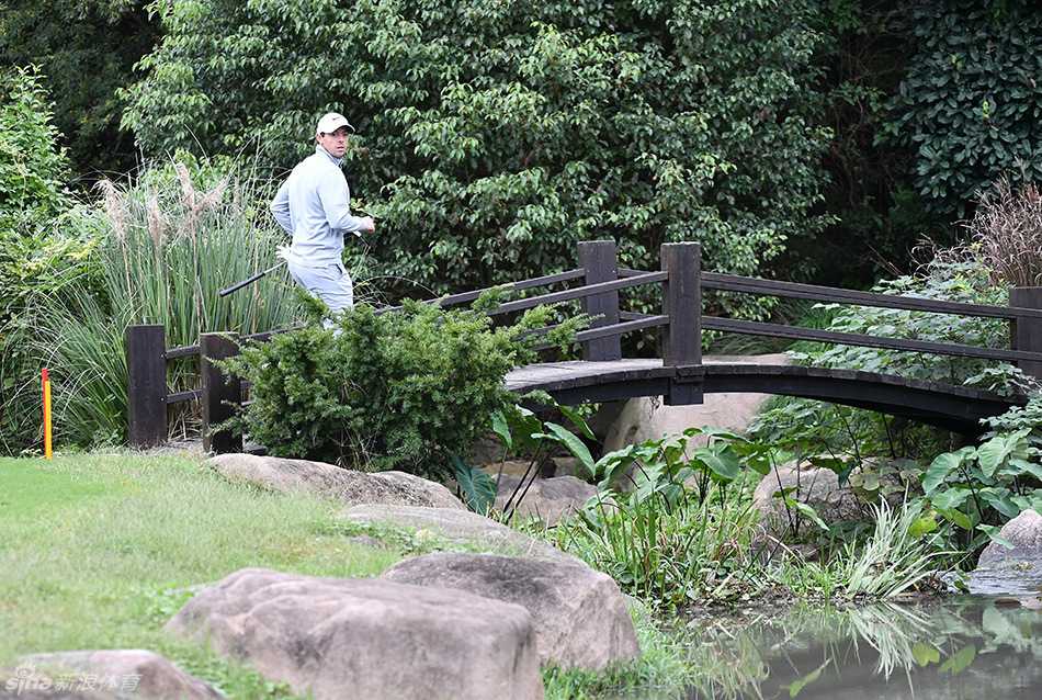 麦克罗伊在开球后自信回眸，眼神中透露出对球路精准的把握与从容