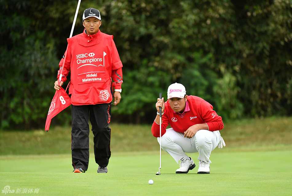 松山英树在果岭上俯身仔细察看推杆线路，专注的神情仿佛在解读绿色的密码