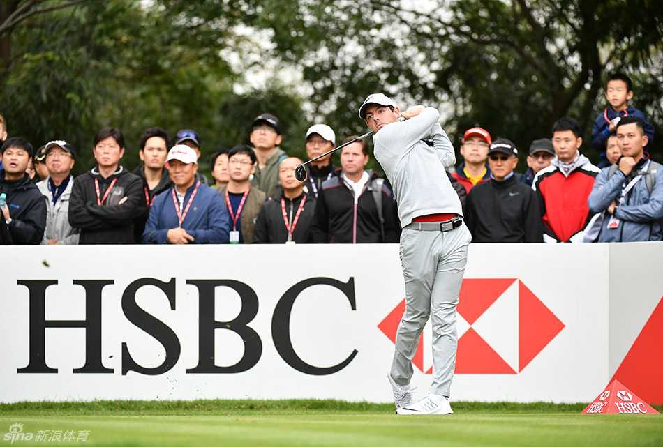 麦克罗伊开球动作流畅有力，身体完全扭转，杆头速度达到极致，白色小球即将破空而出