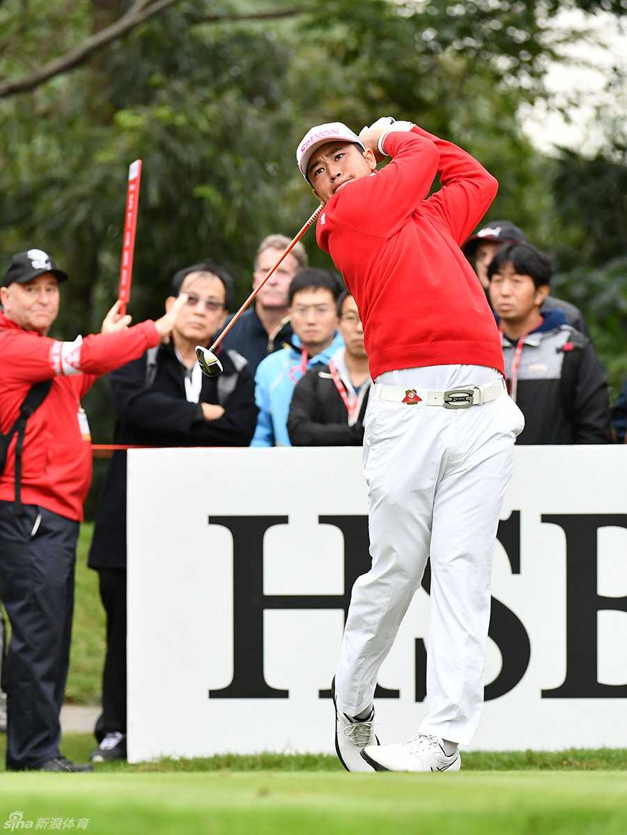 松山英树全神贯注准备开球，身体姿态稳定，彰显爆发前的宁静与力量凝聚