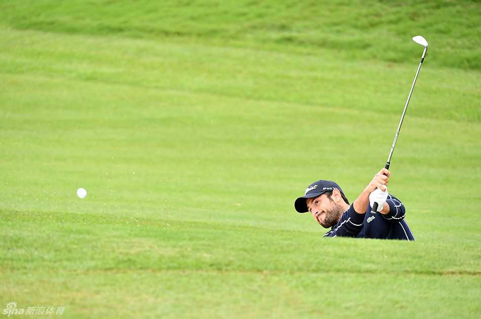 小麦攻果岭的一杆稍稍偏右，小球飞向果岭右侧，留下一个颇具挑战的救球位置