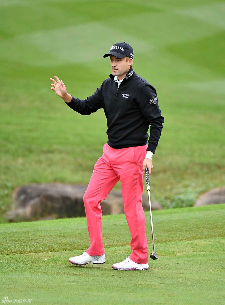 巴巴-沃森与安德鲁-乔斯顿在球道上交流，气氛轻松，展现了赛场上的友谊瞬间