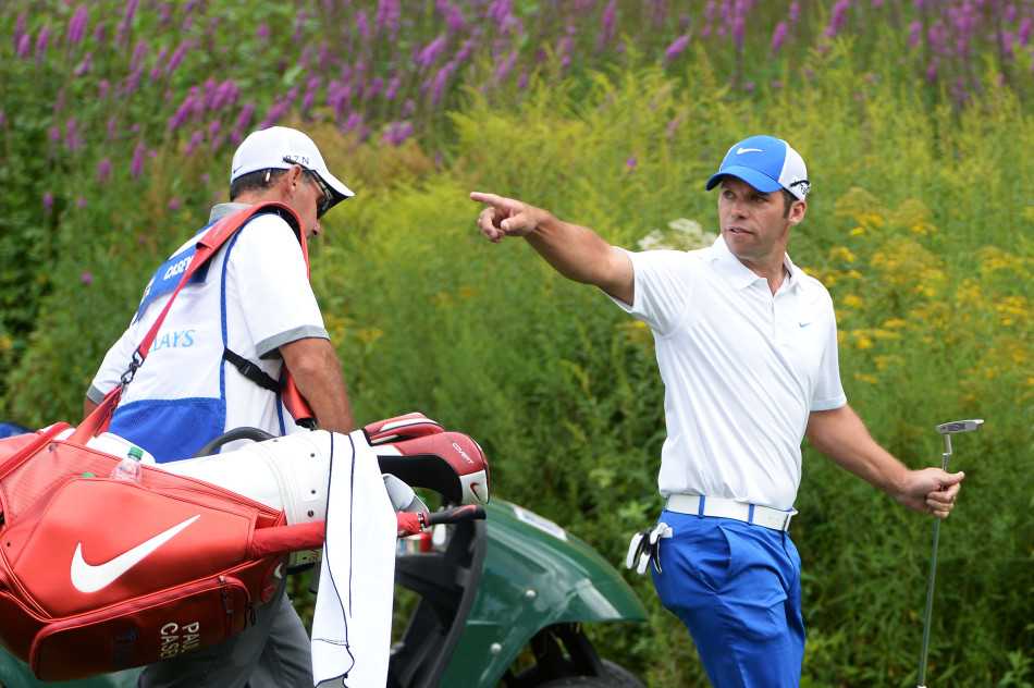 马汉在关键时刻于果岭边进行精妙的切杆，小球划过一道精准的弧线落向洞杯