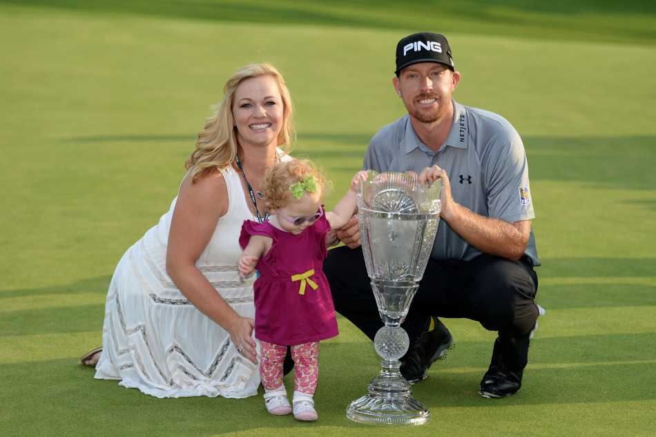 亨特·马汉在2014年莱德杯四人四球赛中全神贯注地推击，周围观众屏息凝视