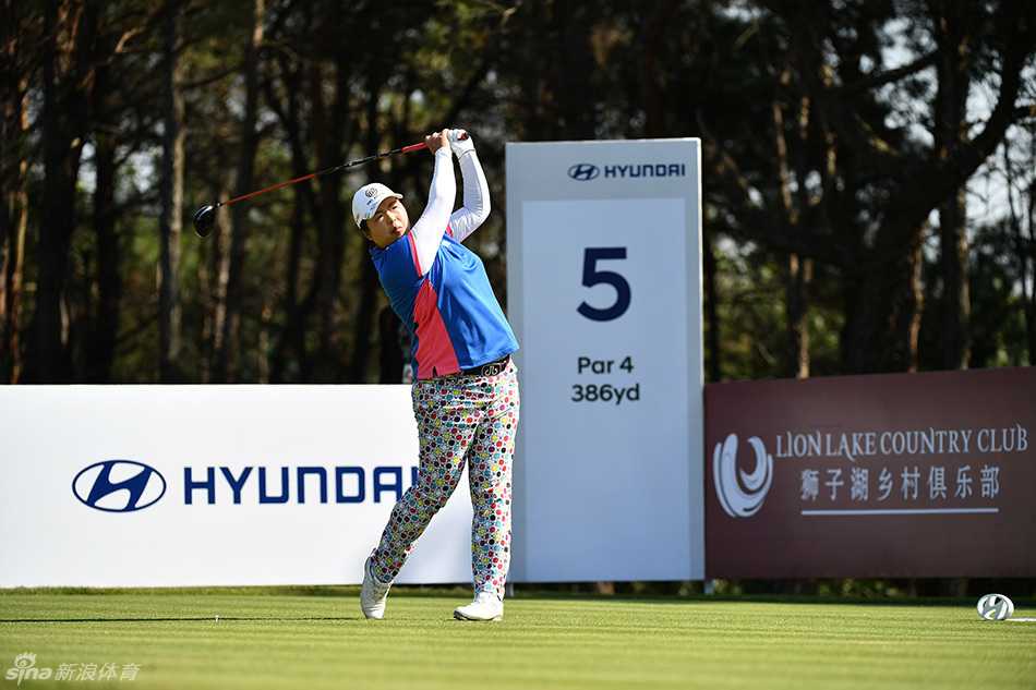 金孝周在果岭边俯身细致察看推杆线路，沉稳的姿态流露出志在必得的冠军气场。