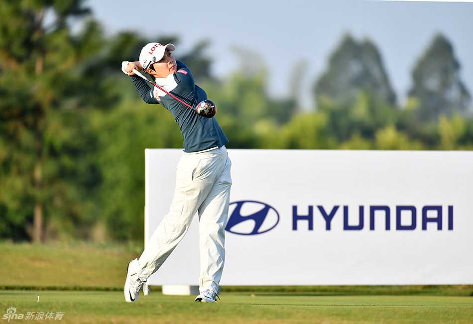 冯珊珊全神贯注地站在发球台上，目光如炬地凝视远方球道，正准备挥出关键一杆。