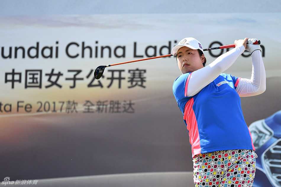 石昱婷与搭档神情专注，正在做开球前的最后准备，决战氛围拉满。