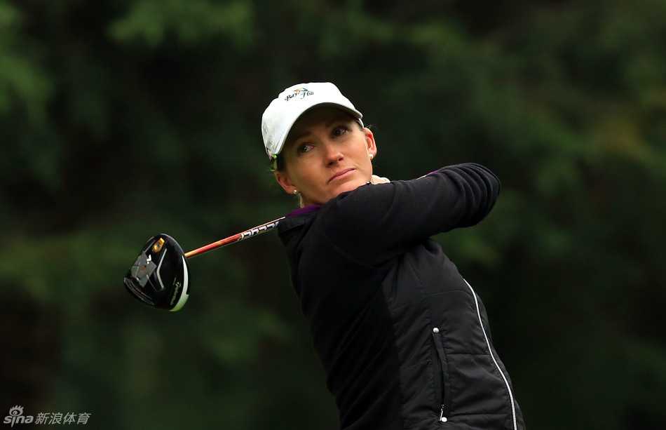 澳大利亚选手萨拉-简妮·史密斯在球道上专注地观察果岭形势，她正带着生涯首次的领先优势迎接挑战。