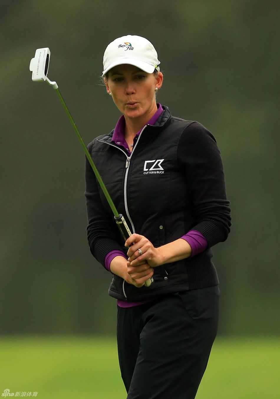 哥伦比亚选手玛丽亚霍·乌里韦在沙坑中精彩救球，她在第二轮表现稳健，一度高居并列第二位。