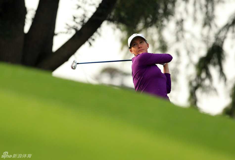 身着亮眼粉红色夹克的魏圣美在开球台上优雅挥杆，她是2009年本项赛事的冠军，此次持外卡参赛。