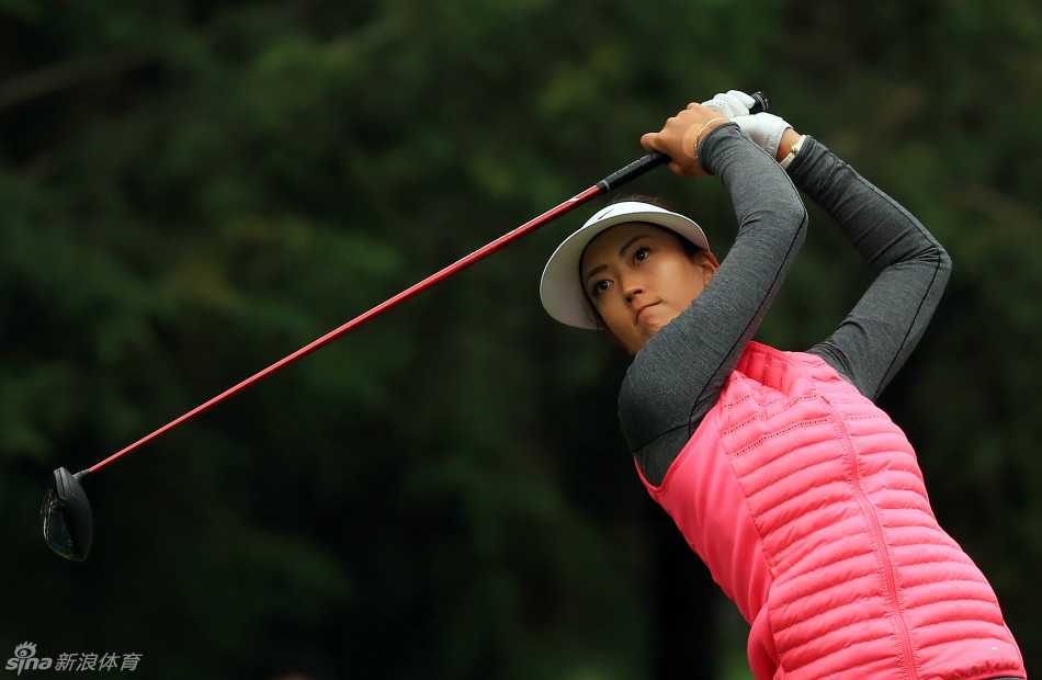 西班牙名将卡洛塔·希甘达在果岭边冷静推杆，她正带着首轮并列领先的气势，向赛季第二冠发起冲击。