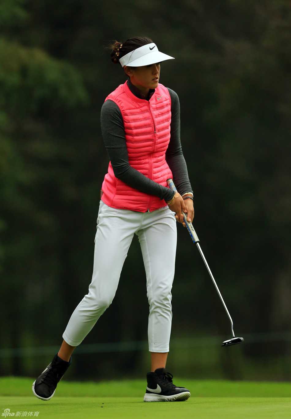 比赛在墨西哥高尔夫俱乐部的优美环境中进行，远山与绿树映衬着精心修剪的球道，景色如画。