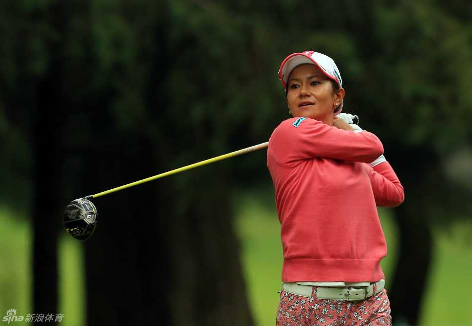 赛事东道主、传奇球手罗蕾娜·奥查娅的精神激励着每一位参赛者，她的名字与这座奖杯共同象征着至高荣誉。