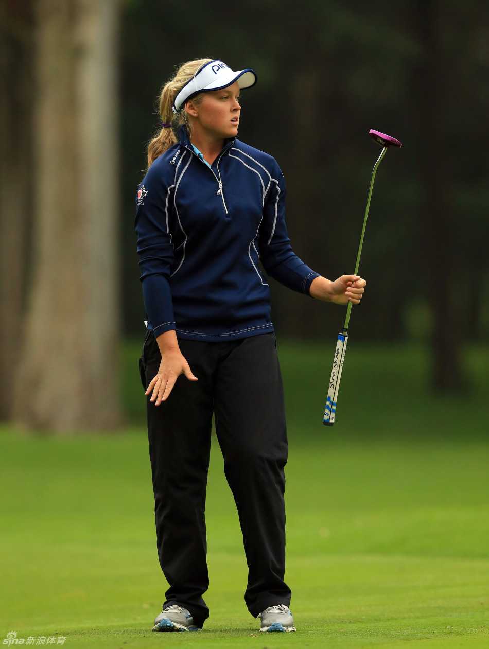澳大利亚黑马萨拉-简妮·史密斯在果岭上仔细研判推杆线路，她的眼神中透露出对胜利的渴望。