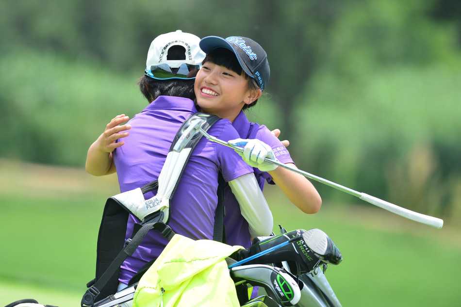 球员毛泽婷在沙坑中沉稳救球，扬起的细沙如金粉，勾勒出她专注而充满力量的身姿，困境中尤显高手风范