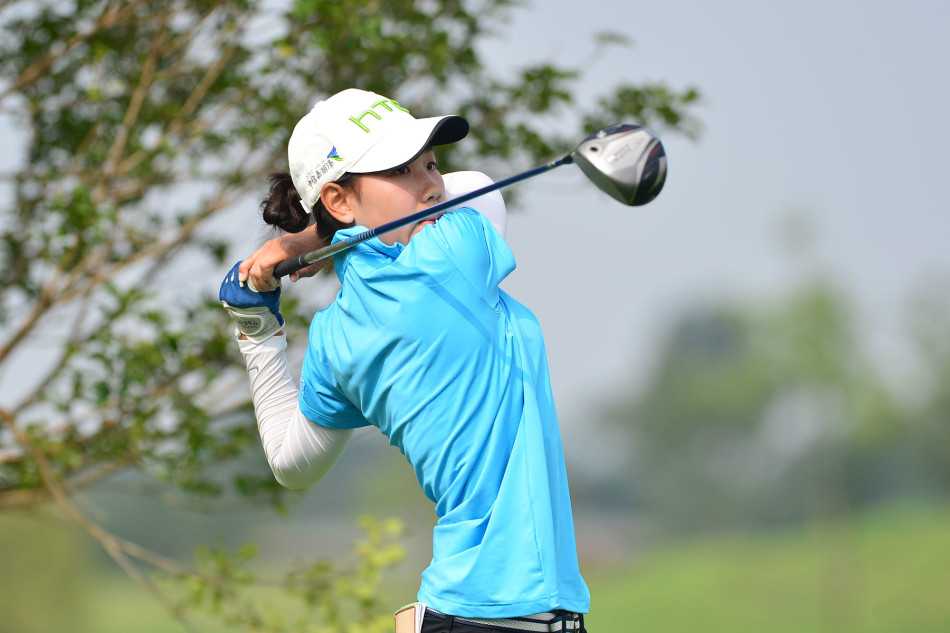 女队全体成员并肩而立，身后的绿茵与晴空成为背景，每一张年轻的脸庞都闪耀着属于团队的荣耀与友情之光