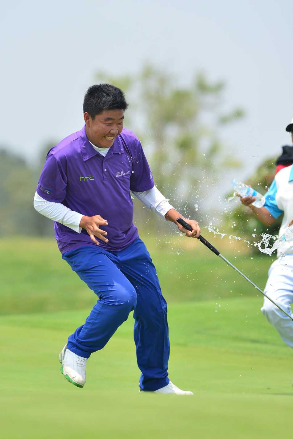 赛后果岭上，两位球员蔡欣儒与对手友好握手，阳光将他们的身影拉长，这一刻，竞争已化作彼此欣赏的尊重与绅士礼仪