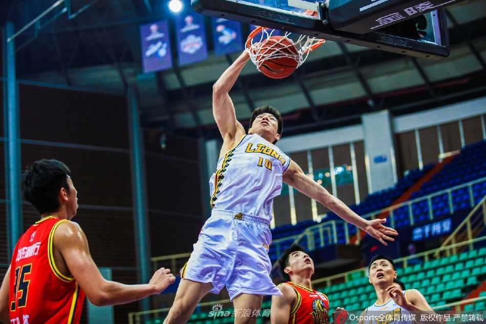 灌篮高手·现实篇章:二零二一到二二赛季CBA联赛的热血纪实录 浙江广厦队的胡金秋与孙铭徽在训练中击掌,胡金秋笑得腼腆而坚定,孙铭徽则激情四溢,他们是彼此最信任的‘三井’与‘宫城’,眼神中闪烁着对总冠军的渴望