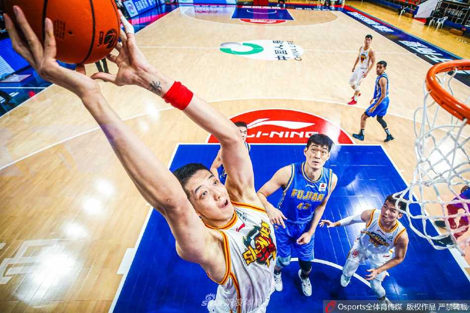 灌篮高手·现实篇章:二零二一到二二赛季CBA联赛的热血纪实录 赵继伟作为辽宁队的‘大脑宫城’,在快攻中如疾风般掠过球场,他灵动地指挥着队友跑位,指尖似乎带着电流,串联起全队的进攻脉搏