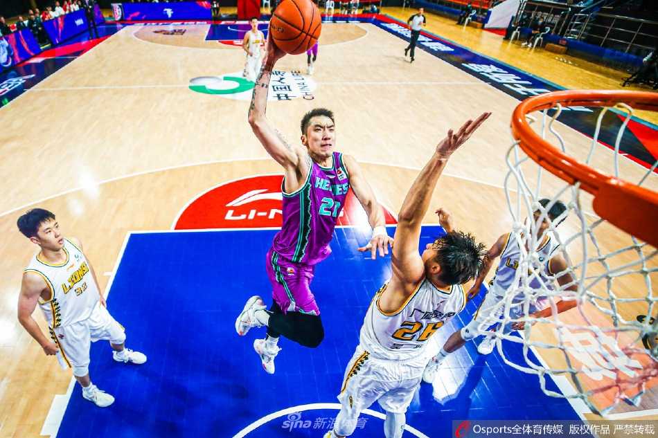 灌篮高手·现实篇章:二零二一到二二赛季CBA联赛的热血纪实录 广东队的老将易建联在篮下卡位,他手臂肌肉线条分明,死死顶住身强力壮的对手,犹如守护圣地的‘大猩猩’赤木刚宪,即便伤痕累累也要撑起球队的内线尊严