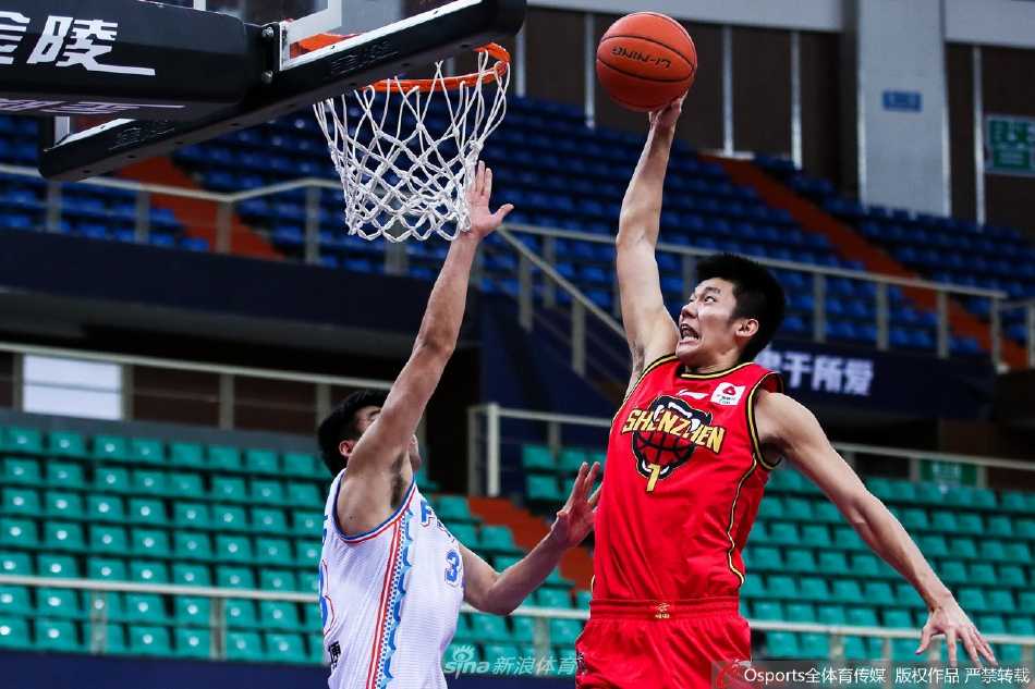 灌篮高手·现实篇章:二零二一到二二赛季CBA联赛的热血纪实录 裁判将篮球高高抛向空中,辽宁队与对手的两名球员在中圈奋力跃起争球,整个球馆的灯光聚焦于此,一场决定生死的对决即将在这片地板上演