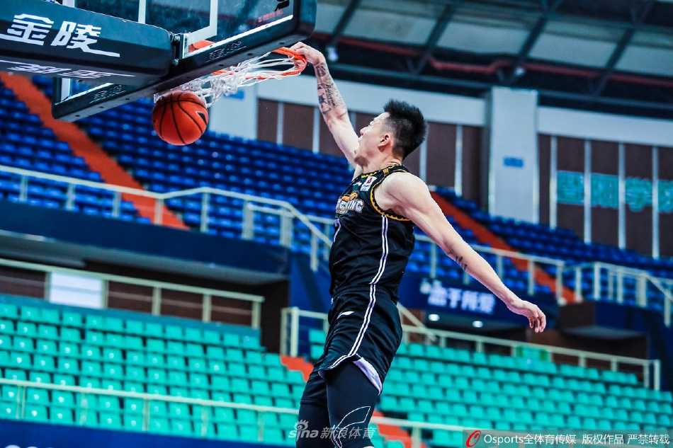 灌篮高手·现实篇章:二零二一到二二赛季CBA联赛的热血纪实录 广东队的年轻后卫徐杰,面对比他高大许多的防守者,毫无惧色地抛投出手,身体在空中失去平衡,眼神却依然紧盯着篮筐,诠释着‘小人物’的大心脏