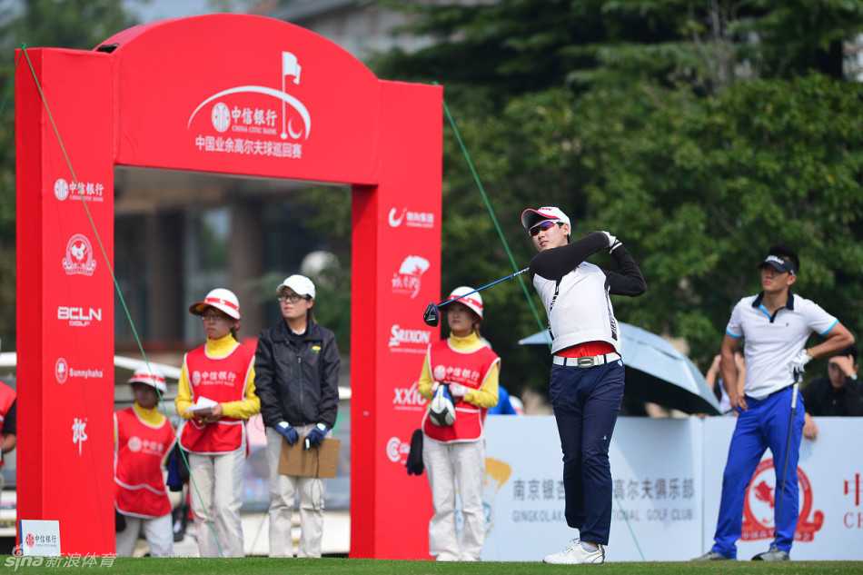 中信银行中国业余高尔夫球巡回赛现场全景，赞助商标识与球场设施交相辉映，选手们在不同球洞展开角逐