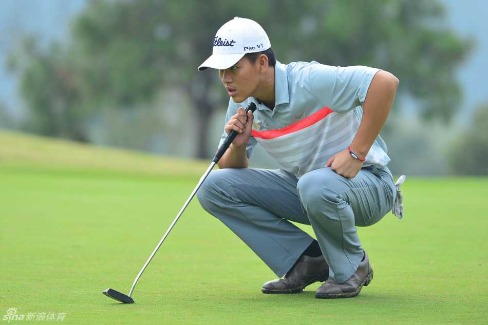 选手比赛中途休息瞬间，神情轻松交流，展现赛场内外的高尔夫友谊文化