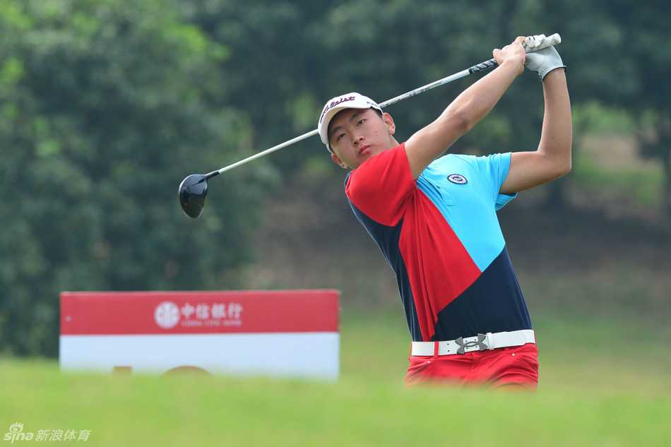 赛事赞助商中信银行品牌展示，标志在阳光下格外醒目，象征着对业余高尔夫运动的坚实支持