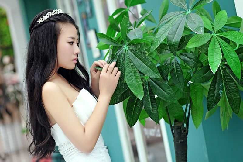 王从从眼神专注，手指如蝶般轻盈地拂过光滑的面团，仿佛在进行一场无声的对话