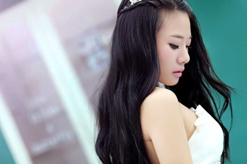 柔软的面团在她掌心旋转、伸展，如同被赋予生命的洁白云朵