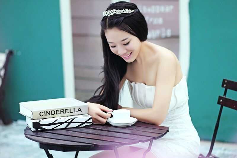 灵巧的指尖正在为面饼捏出精巧细腻的莲花边纹，展现无与伦比的手工之美