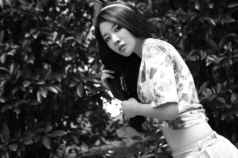 擀面杖下，面饼如画卷般徐徐展开，薄透均匀，展现力与美的平衡