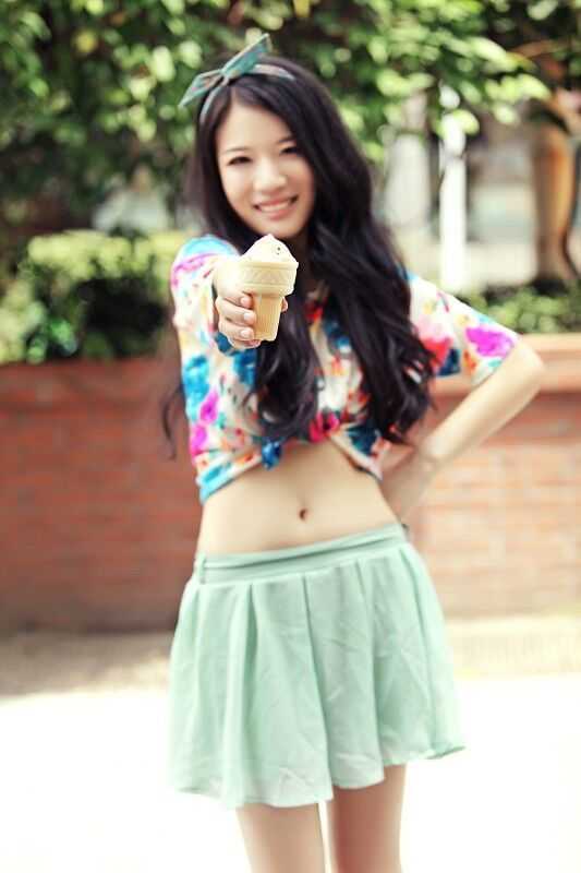 滚烫的饼铛上，烙饼边缘泛起金色的气泡，热气蒸腾中弥漫着诱人的焦香