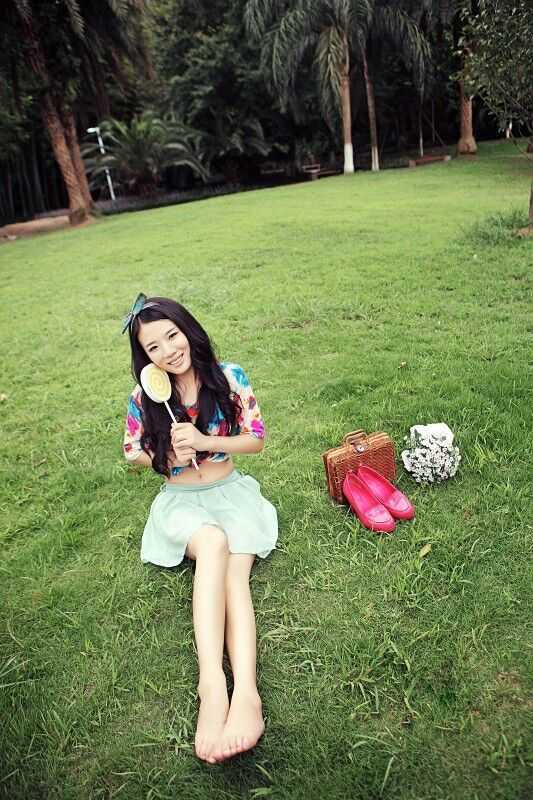 一双温暖而坚定地捧着金黄烙饼的手，背景虚化，仿佛捧着一份珍贵的传承与希望