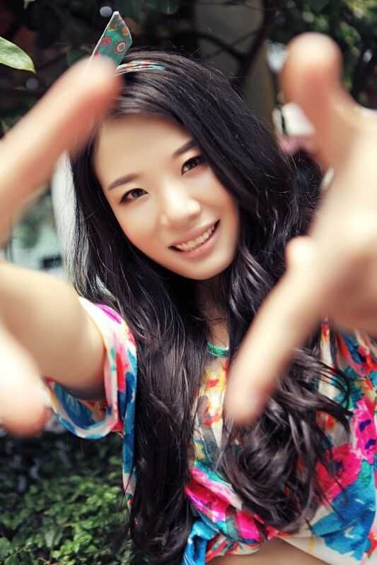 王从从面带微笑，向围观的年轻人展示烙饼的独特纹理，眼神中充满分享的喜悦