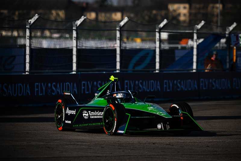 发车格上，一排色彩斑斓、涂装各异的GEN3代纯电赛车蓄势待发，静待五盏红灯熄灭的瞬间。