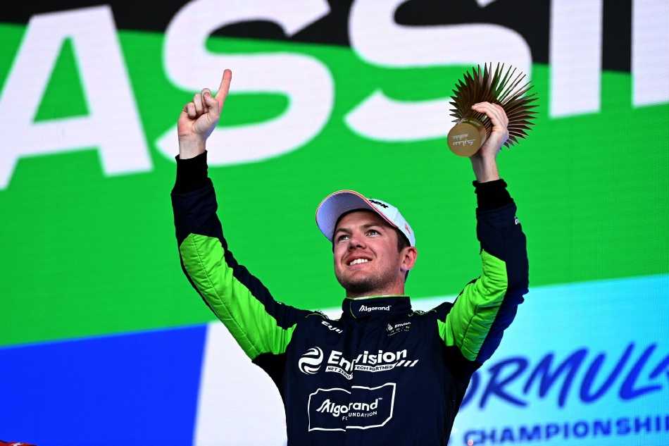 远景车队尼克·卡西迪的座驾疾驰过柏林赛道湿漉漉的弯角，溅起扇形水幕，如同一把劈开雨雾的利刃。