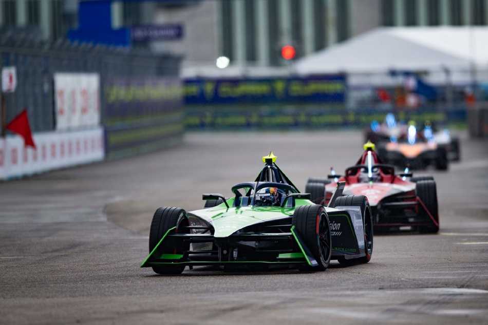 卡西迪驾驶的蓝色赛车在直道上将对手远远甩在身后，尾翼在高速下稳定车身，划出一道通向胜利的轨迹。