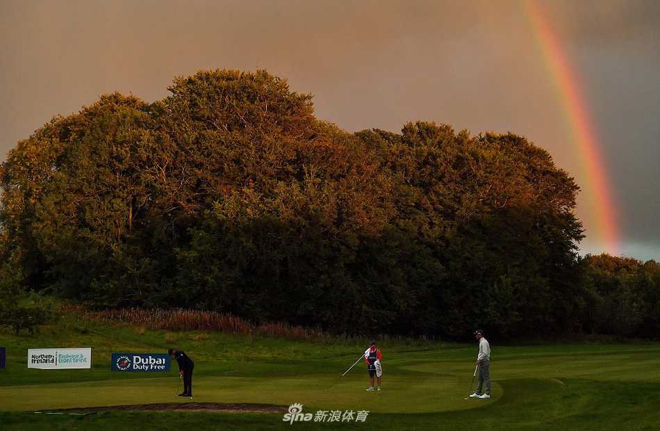 肖恩·劳瑞在金色夕阳下完成挥杆，身影与远山融为一体