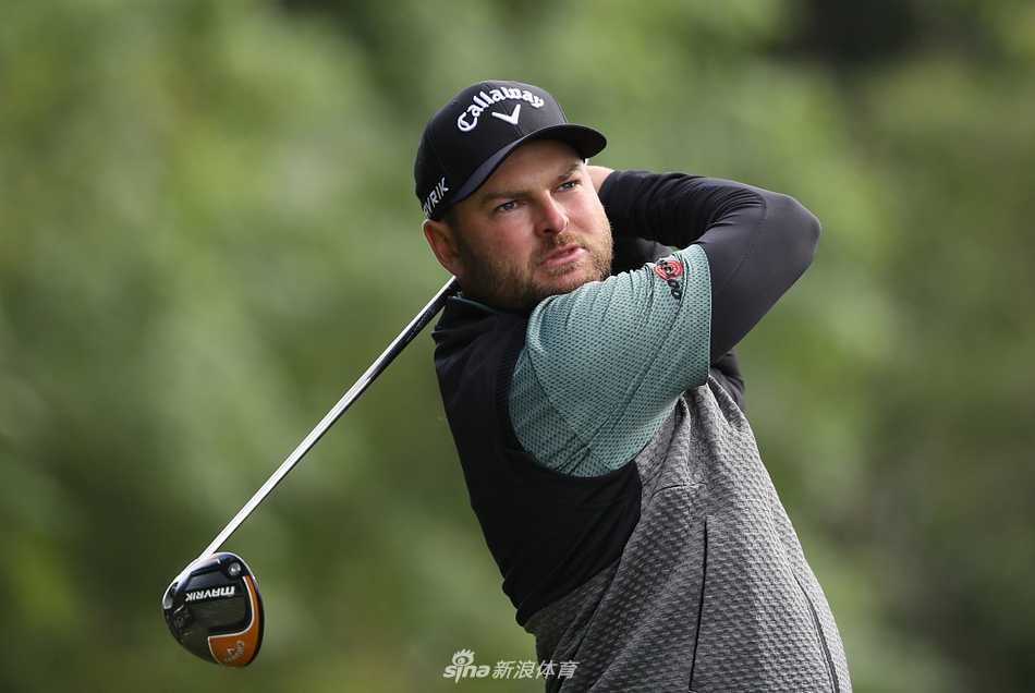 亚伦·拉伊果岭边细致观察推杆线路，神情专注如雕塑