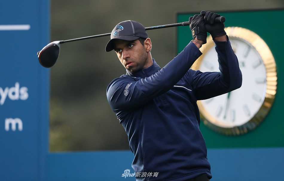 球道蜿蜒穿过古老树林，阳光透过枝叶洒下斑驳光影