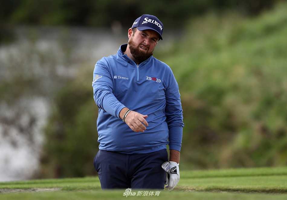 冠军奖杯静静陈列在古朴大厅中，等待着本届赛事英雄的捧起