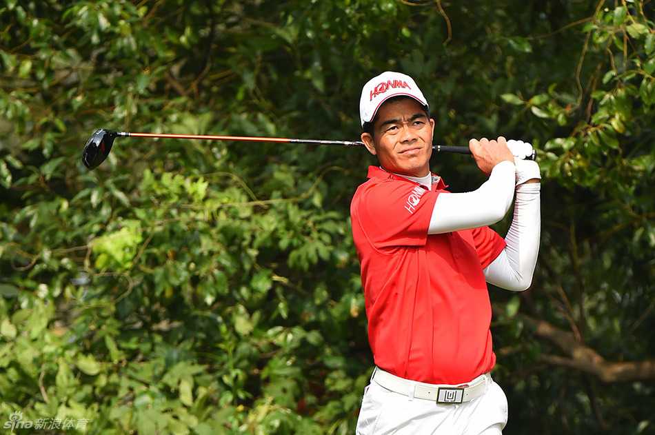 中国高尔夫名将梁文冲在练习场专注挥杆，目光坚毅充满斗志