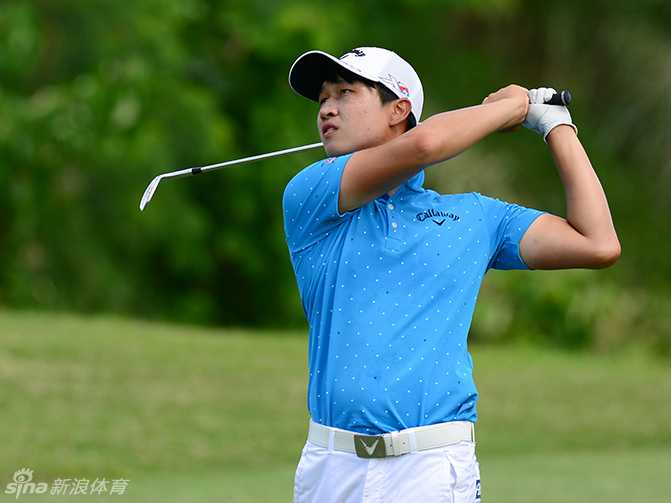 马来西亚本土希望洪志勇在主场观众注视下果岭推杆，表情专注